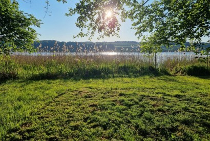 Rarität im Salzburger Seenland – 390 m² direkt am Wasser mit Steg